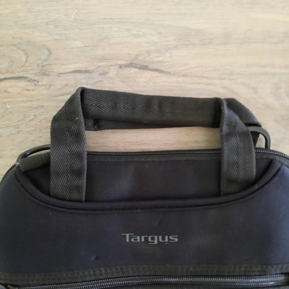 Targus 12" Vertical Notebook Slipcase Hideaway Handles TSS912 black padded case - Picture 5 of 13